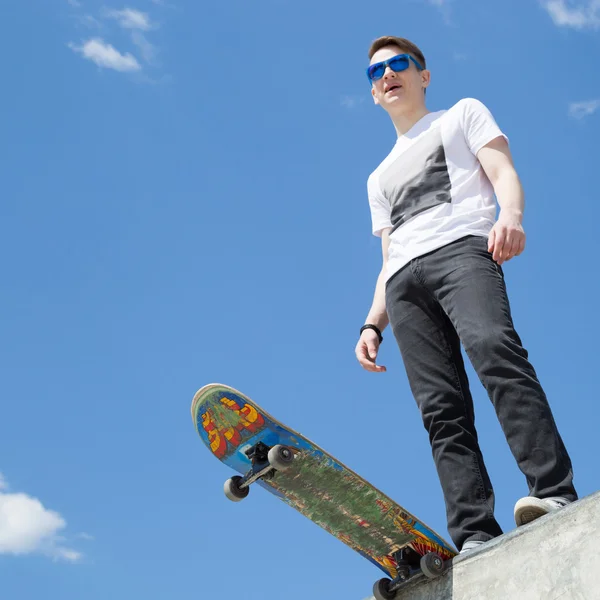 Figurowa na skatepark rampa, na tle nieba — Zdjęcie stockowe