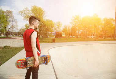 Rampanın tepesinde patenli adam, gün batımı