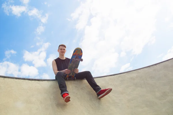 Człowiek Skater siedzi na rampie, styl życia Hipster koncepcji — Zdjęcie stockowe