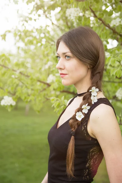 Vista da vicino dell'attrice di giovane donna con fiori — Foto Stock