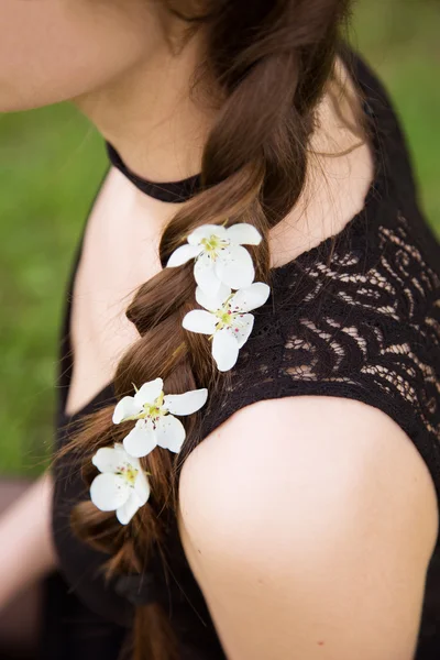 Close-up vista da jovem mulher da fortaleza com flores — Fotografia de Stock