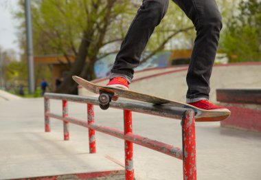 kaykaycı bacaklarda sneackers sürme hile yaparak skatepark kaykay 