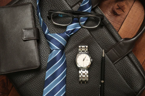 Lo esencial para hombre de negocios: billetera de cuero, corbata azul, reloj y pluma . — Foto de Stock