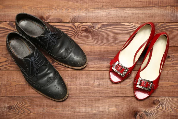 Zapatos de hombre y mujer de estilo clásico sobre fondo de madera — Foto de Stock