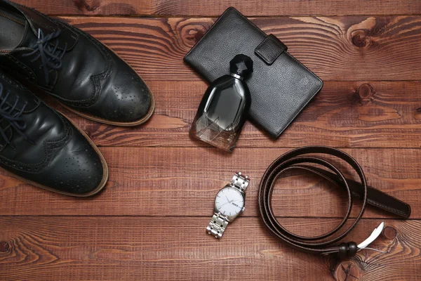 Adamın iş amaçlı aksesuarları ve giyim koleksiyonu. 