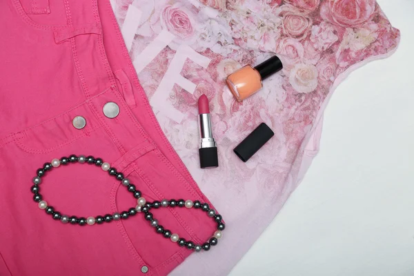 Accesorios para niña lápiz labial, esmalte de uñas y collar en ropa rosa — Foto de Stock