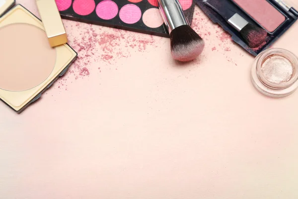 Pembe tonda çeşitli makyaj ürünleri kümesi