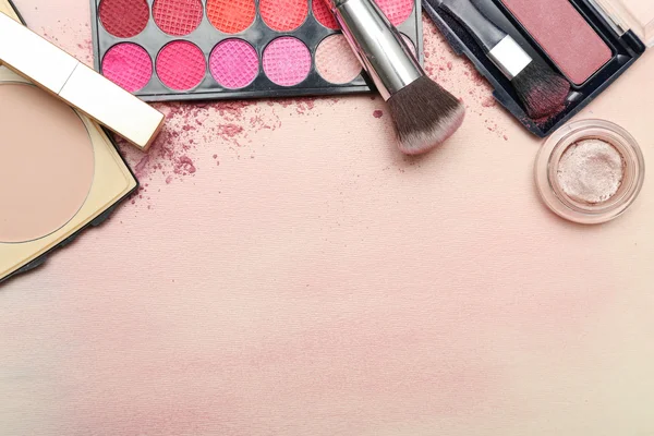Set von verschiedenen Make-up-Produkten in rosa Ton Stockfoto