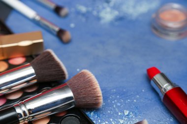 Makyaj ürünleri boşaltmak mavi zemin üzerine