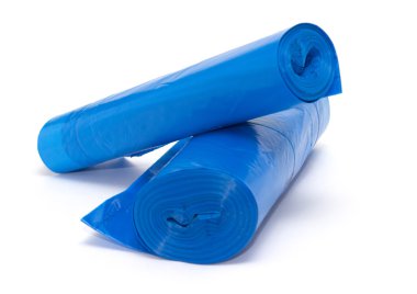 Rulo üzerinde beyaz izole mavi plastik çöp torbaları