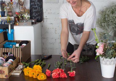 Parlak turuncu ve Pembe buket yapma çiçekçi