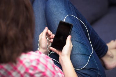 Smartphone cep telefonu ile WiFi tarama Divan kadın evde oturan 
