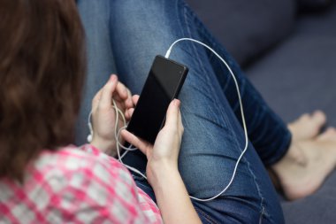 Smartphone cep telefonu ile WiFi tarama Divan kadın evde oturan 
