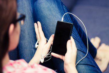 Smartphone cep telefonu ile WiFi tarama Divan kadın evde oturan 