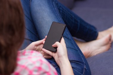 Smartphone cep telefonu ile WiFi tarama Divan kadın evde oturan 