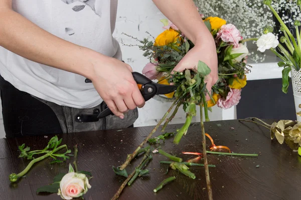 Florista fazendo buquê laranja e rosa brilhante — Fotografia de Stock