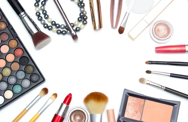 Conjunto de herramientas de maquillaje sobre fondo blanco con copyspace —  Fotos de Stock