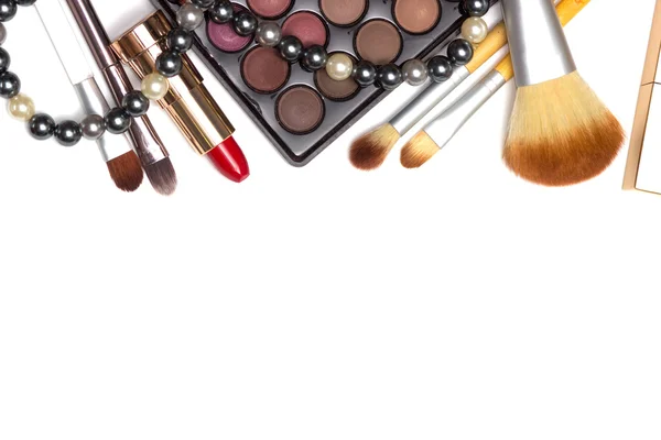 Conjunto de herramientas de maquillaje sobre fondo blanco con copyspace — Foto de Stock