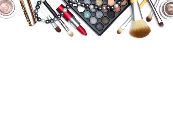 Conjunto de herramientas de maquillaje sobre fondo blanco con copyspace —  Fotos de Stock