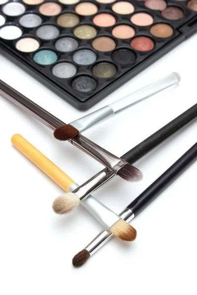 Sæt af makeup værktøjer på hvid baggrund med copyspace - Stock-foto