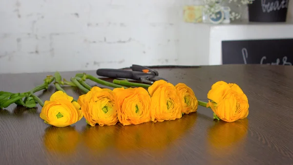 Luminosi fiori arancioni su tavolo di legno scuro — Foto Stock