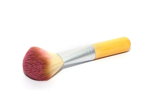 Maquillaje cepillo con polvo rosa aislado en blanco — Foto de Stock