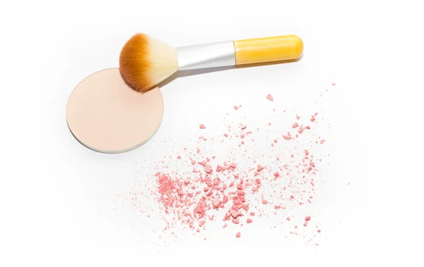 Polvo beige prensado, maquillaje y rubor rosa sobre isol blanco — Foto de Stock