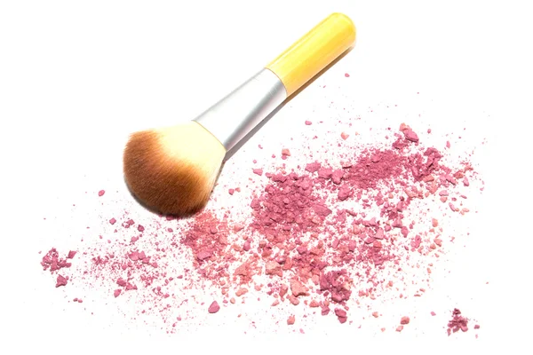Maquillaje cepillo con polvo rosa aislado en blanco — Foto de Stock