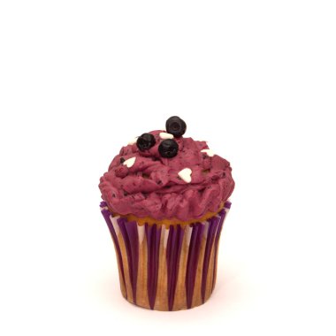 Beyaz izole doğum günü kek tereyağı krema ile.