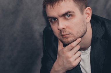 Gri backgroud adamla yakın portresi