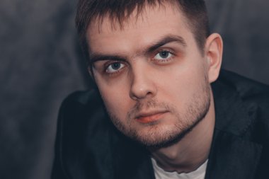 Gri backgroud adamla yakın portresi