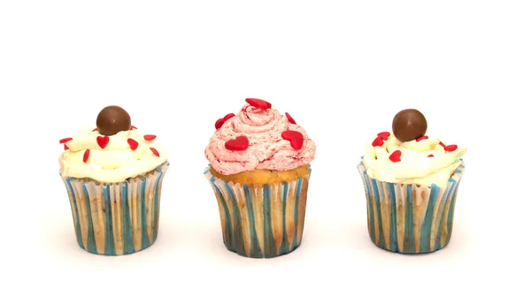 Beyaz izole doğum günü kek tereyağı krema ile.