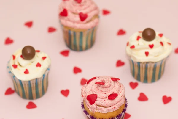 Kupkaker, rosa og hvit, på rosa bakgrunn – stockfoto