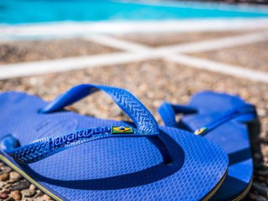 Havaianas havuzun üzerinde