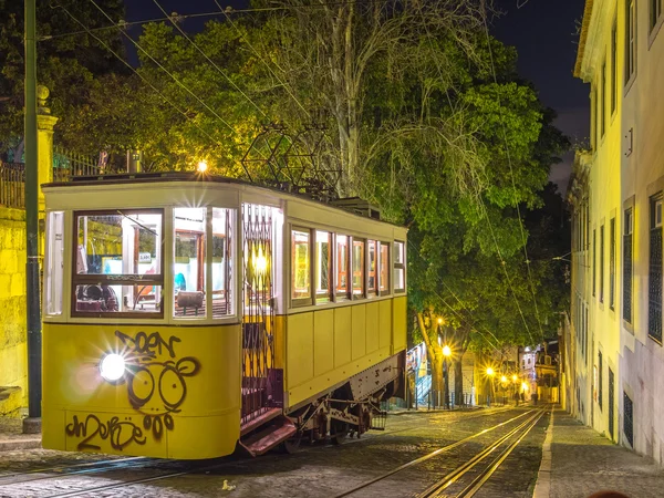 Трамвай вночі — стокове фото
