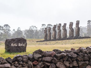 Ahu Akivi yağmur altında