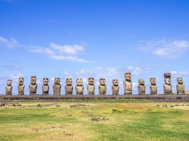 Ahu Tongariki önünde