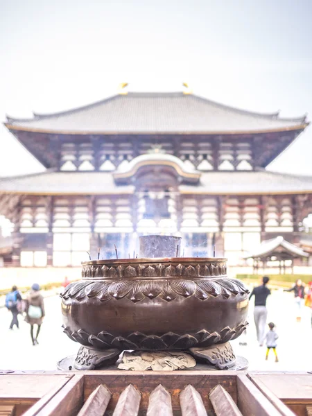 O queimador de incenso no templo de Todai Ji — Fotografia de Stock