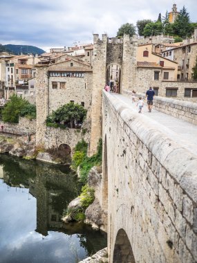 Besalu Köprüsü