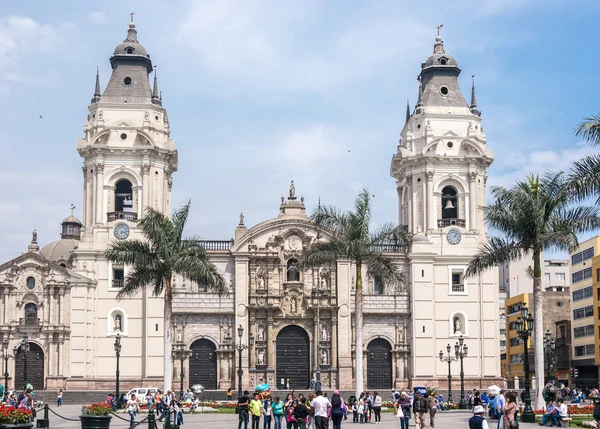 Vista frontal de la fachada de la catedral de Lima — Foto de Stock