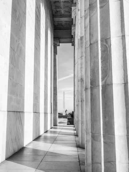 Washington Monument through Lincoln Memorial — Stock Photo, Image