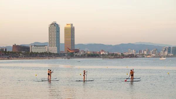 Paddle en la playa de Barcelona — Foto de Stock