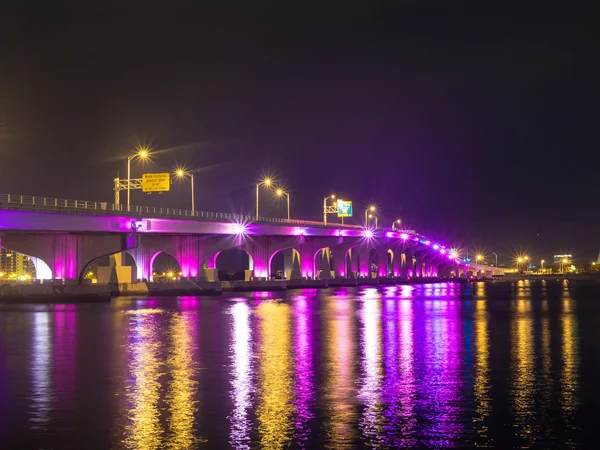 Rickenbacker köprü pembe