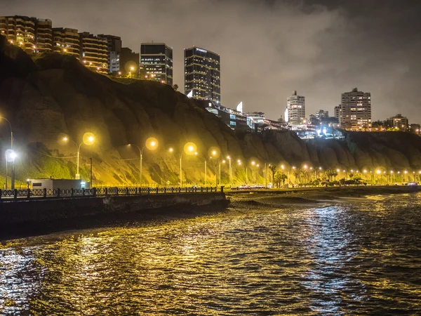 La costa verde (grüne Küste) bei Nacht — Stockfoto