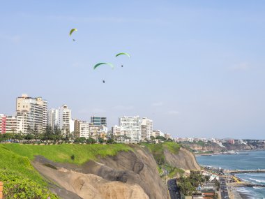 Miraflores üzerinde uçan