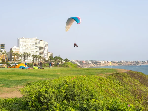 Paragliding i Lima – stockfoto