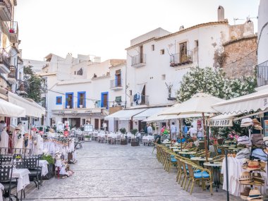 Ibiza eski şehirde yürüyüş