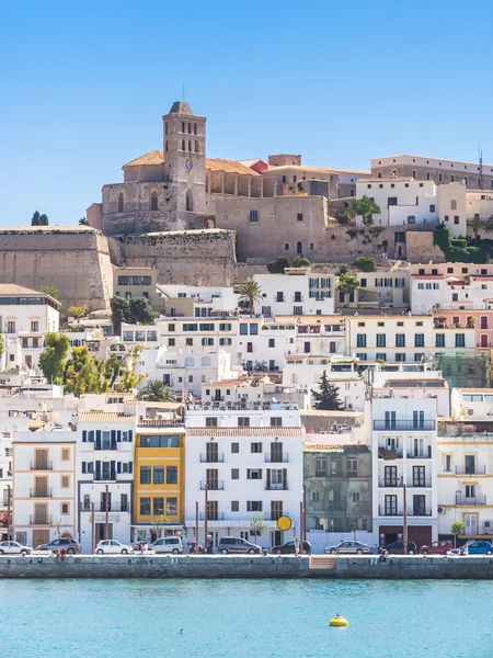Ibiza Limanı güneşte