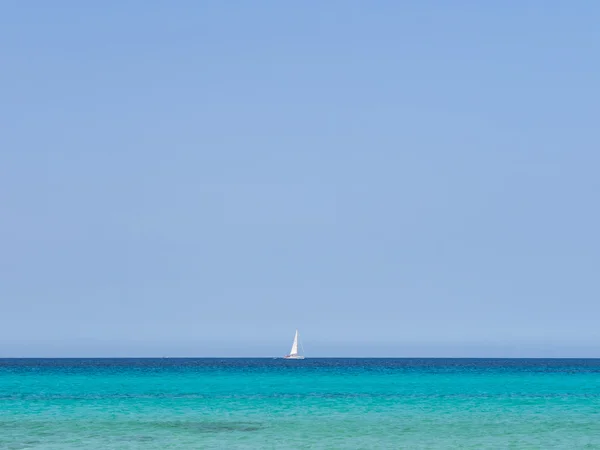 Um barco no Mediterrâneo — Fotografia de Stock