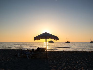 Güneş Behind şemsiye